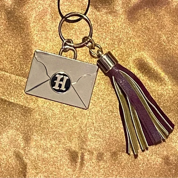 Harry Potter Hogwarts Letter Gold and Maroon Tassel Keychain - Picture 1 of 4